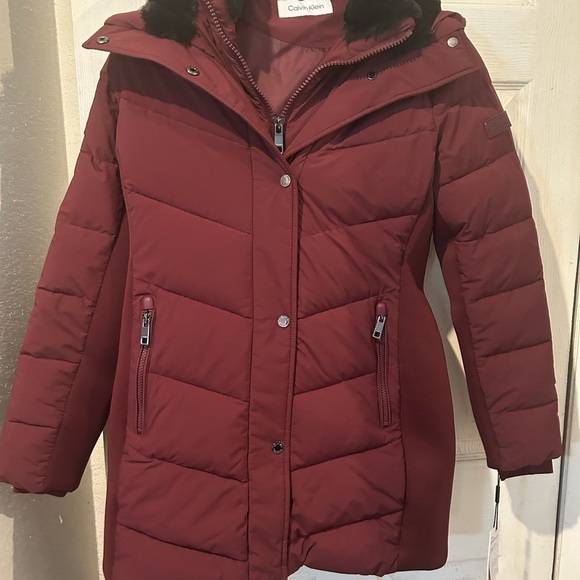 Calvin Klein NWT Burgundy Women’s Faux Fur-Lined Hooded Puffer Coat Size XS - Picture 2 of 12